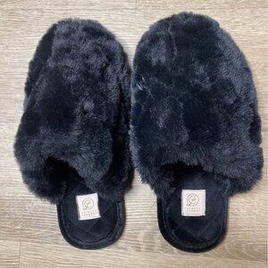 Chinese Laundry Zuri Women’s Slippers Size 7/8 – Plush, Soft Coach-Style, Closed